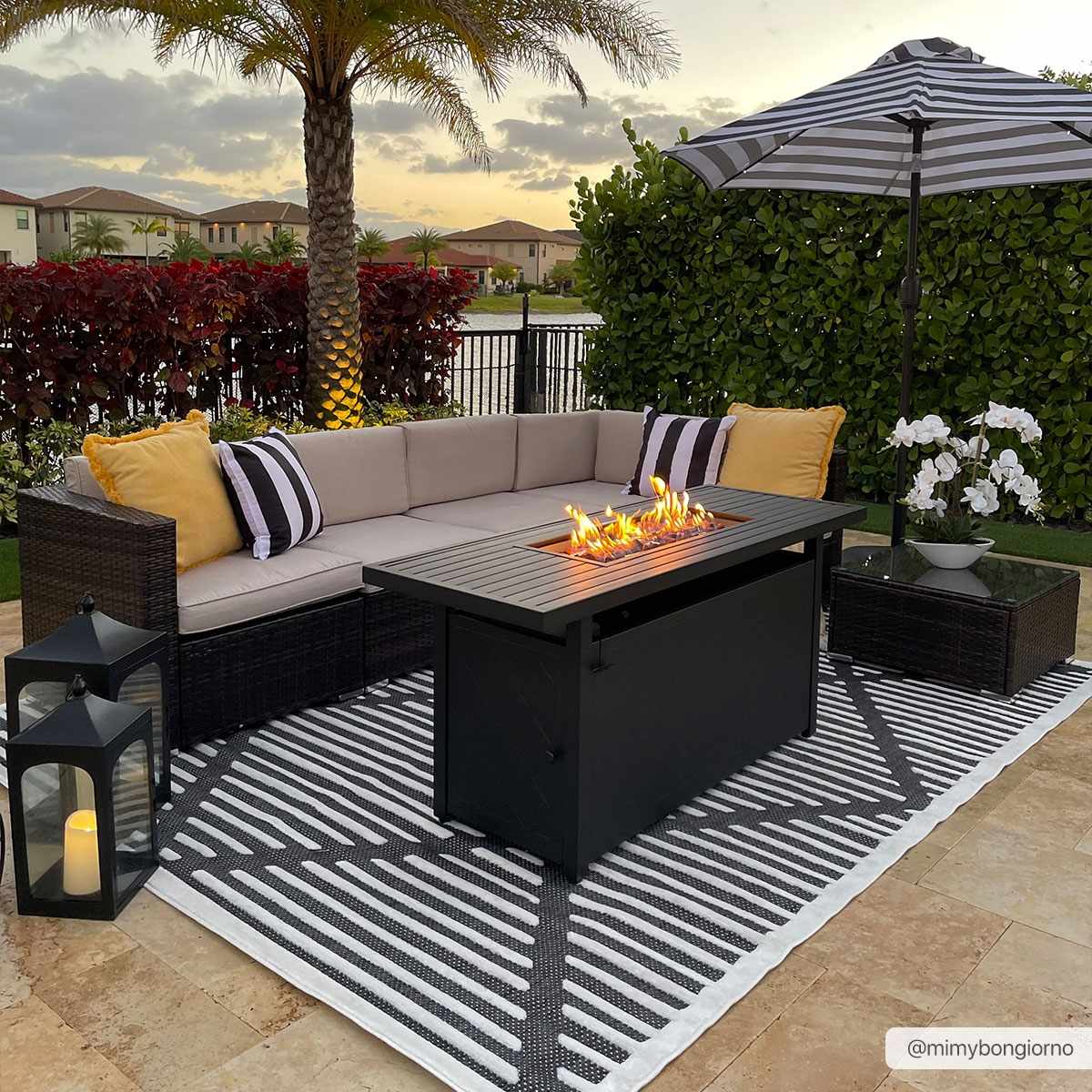 http://boutiquerugs.com/cdn/shop/products/Black-Anah-Outdoor-Rug-mimybongiorno-4.jpg?v=1684482053