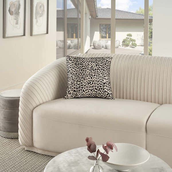 Mina Victory Sofia Jaquard Leopard Velv Black Indoor Throw Pillow