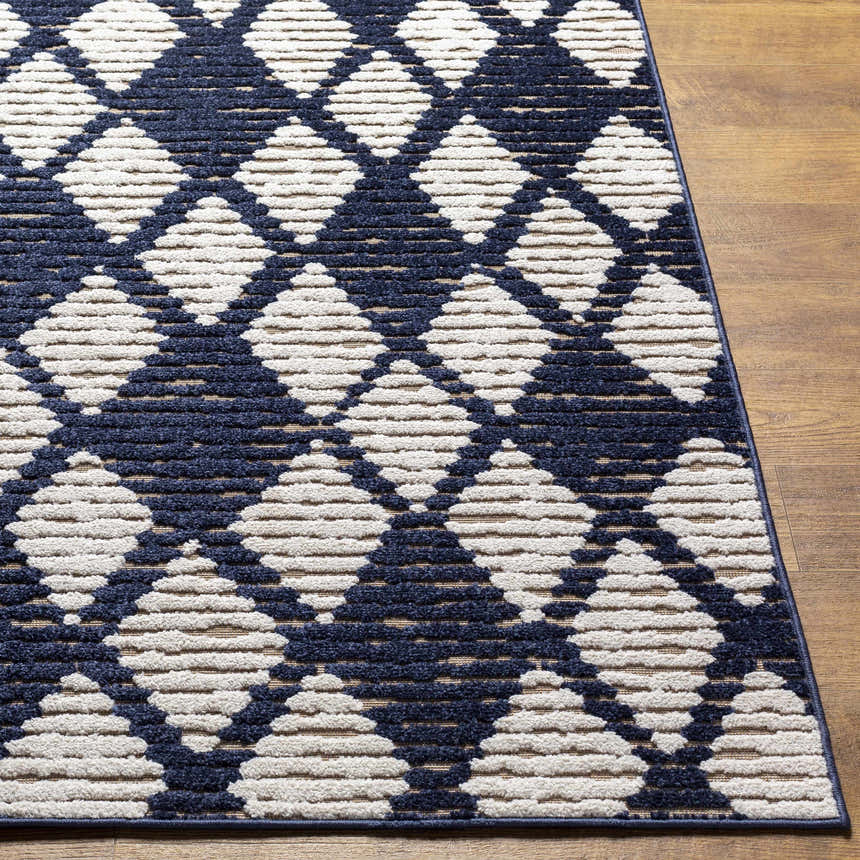 Close up of the Enhaut 3D Outdoor Area Rug, featuring a bone and cloud gray geometric diamond pattern. Front