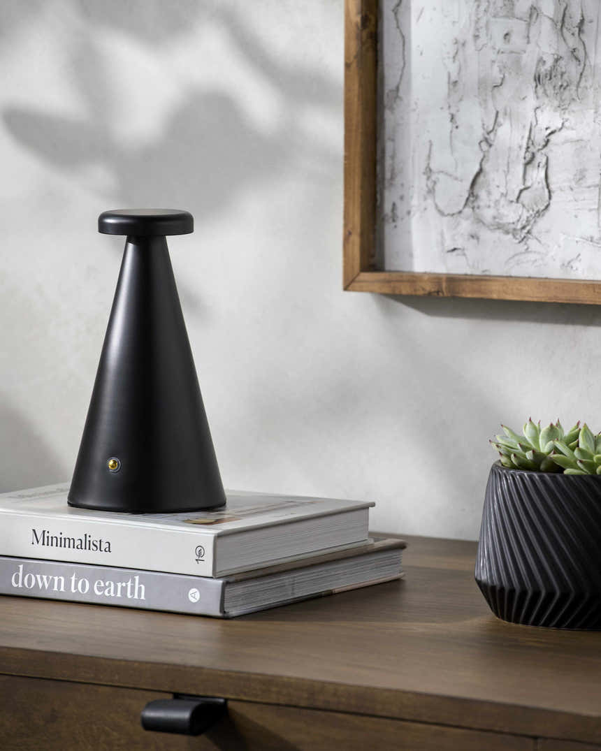 Nasiriyah Black Table Lamp