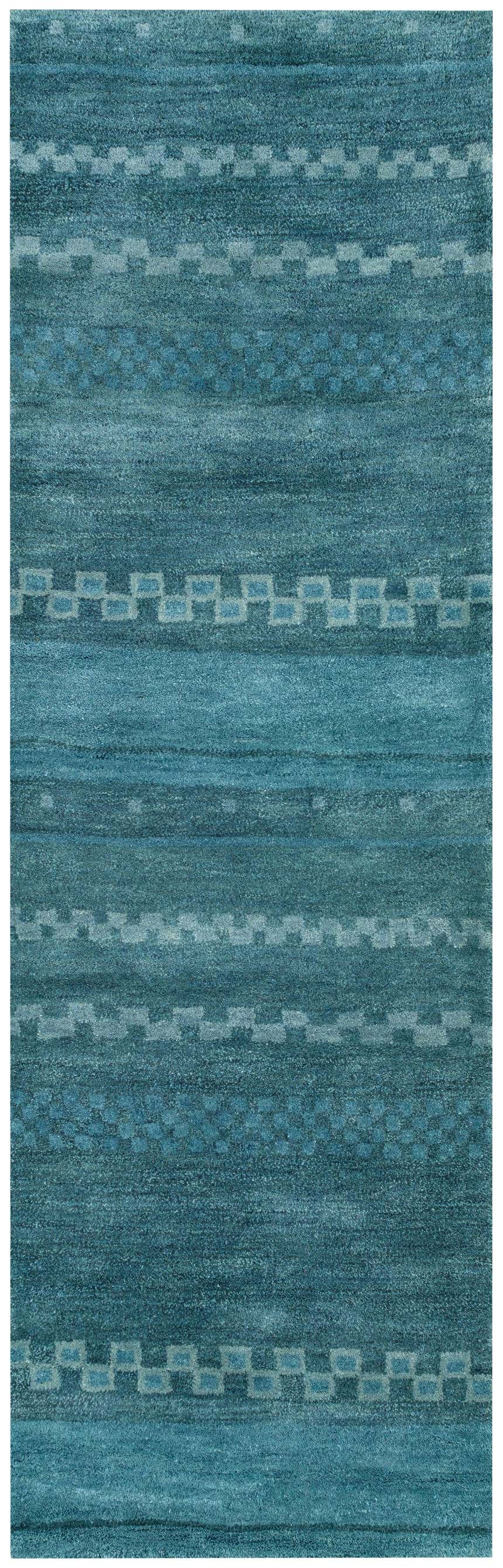 Close-up of the blue Rizzy MV3161 area rug. Hand-tufted wool rug with farmhouse style and geometric pattern. Design-Runner